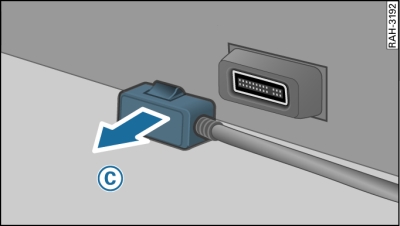 Adapterkabel: entriegelten Stecker vom Audi music interface abziehen